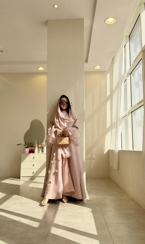 عباية كلوش وردي تفته مع اورجنزا مزينة بالورد