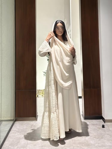 عباية دانتيل طبقات مبطنة بالشيفون مع فستان كريب وط...