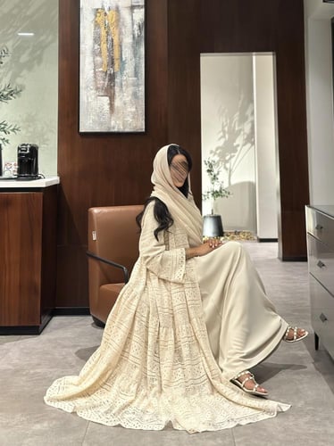 عباية دانتيل طبقات مبطنة بالشيفون مع فستان كريب وط...