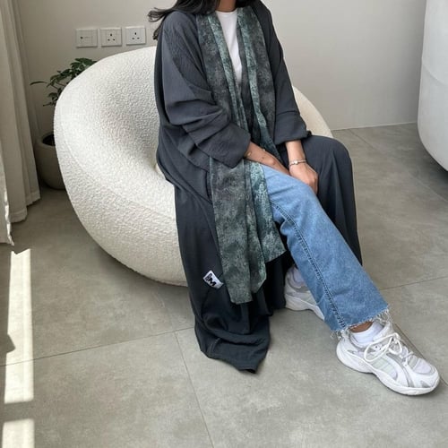 عباية نص بشت رمادي على زيتي كريب مكسر ( الطرحة الم...