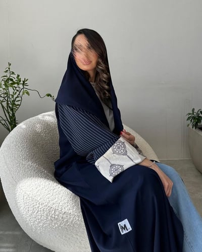 عباية نص كلوش كحلي مع اكمام كريب مخطط ولنن هندي مط...