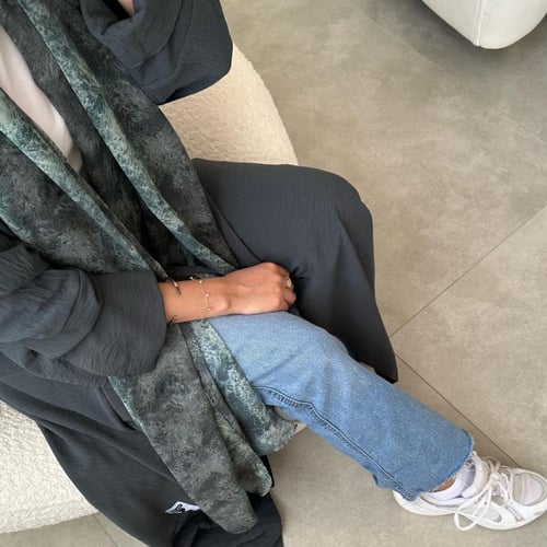 عباية نص بشت رمادي على زيتي كريب مكسر ( الطرحة الم...