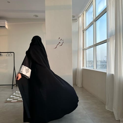 عباية نص كلوش اسود مع اكمام كريب مخطط ولنن هندي مط...