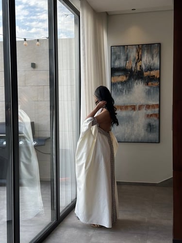 جلابية لنن هندي ابيض مع تطريز ذهبيّ وأسود