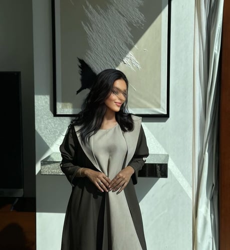 عباية كتان نص كلوش زيتي مع ياقة بيج وطرحة زيتي ساد...