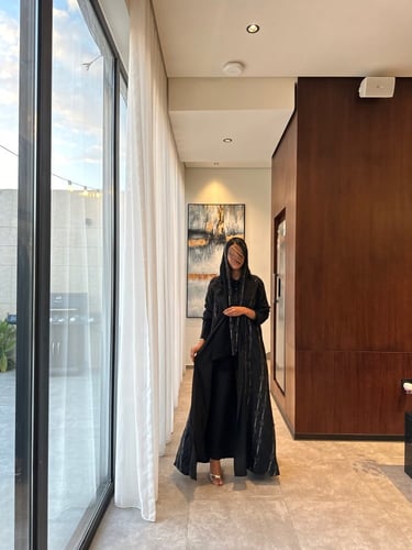 عباية كلوش كريب مع شك ذهبي وطرحة طرف