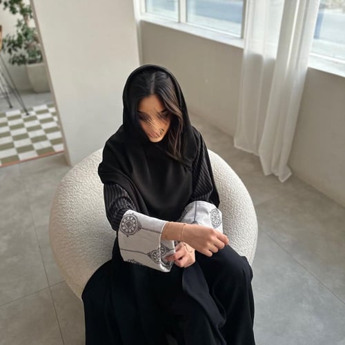 عباية نص كلوش اسود مع اكمام كريب مخطط ولنن هندي مط...