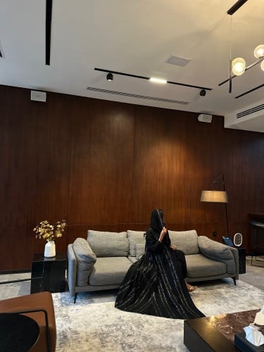 عباية كلوش كريب مع شك ذهبي وطرحة طرف