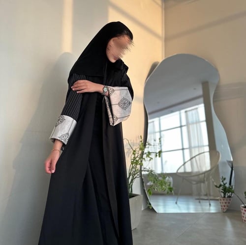 عباية نص كلوش اسود مع اكمام كريب مخطط ولنن هندي مط...