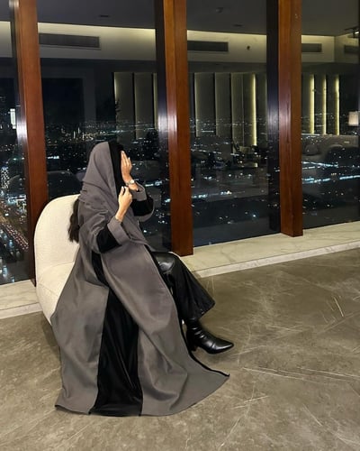 عباية شتوية نص كلوش جوخ رمادي مع جلد اسود + طرحة