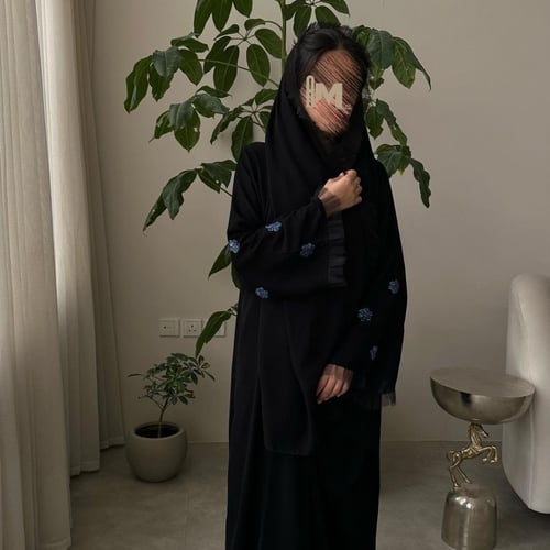 ‏‎عباية اسود قصة عادية مع شك ازرق على الاكمام كريب