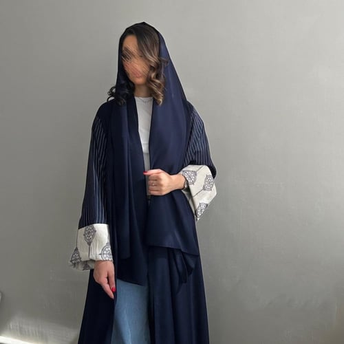 عباية نص كلوش كحلي مع اكمام كريب مخطط ولنن هندي مط...