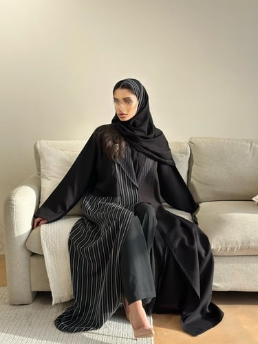 عباية نص كلوش كتان اسود مع كريب مخطط اسود وابيض وط...