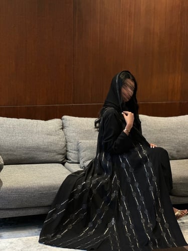 عباية كلوش كريب مع شك ذهبي وطرحة طرف