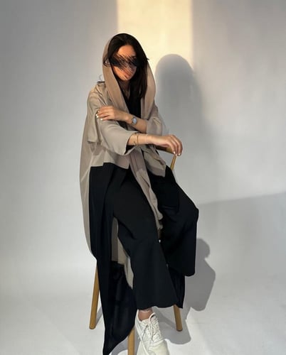 عباية قصة عادية وطرحة لونين بيج واسود الخامة : بلا...