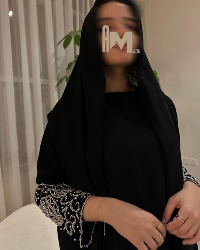 ‎عباية اسود قصة عادية مع شك فضي على الاكمام