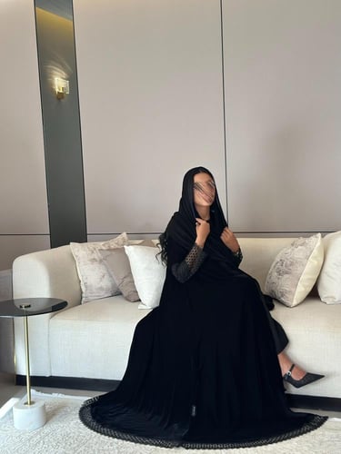 عباية مخمل طايح نص كلوش مع كم جيبير وطرحة بطرف