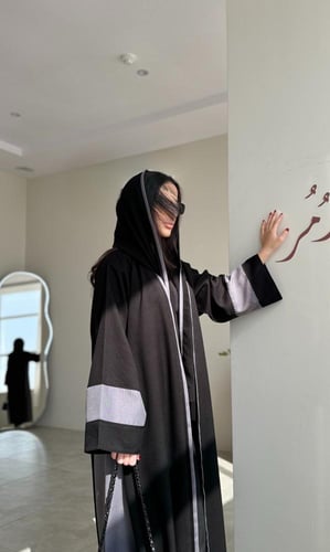 عباية كتان اسود ورمادي نص كلوش