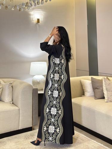 عباية كريب تايواني مع شك وتطريز بالجوانب