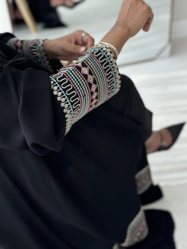 عباية كلوش كريب مع كلفة تطريز و طرحة بطرف