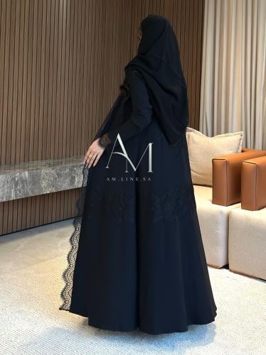 عباية كريب اسود مع دانتيل نص كلوش