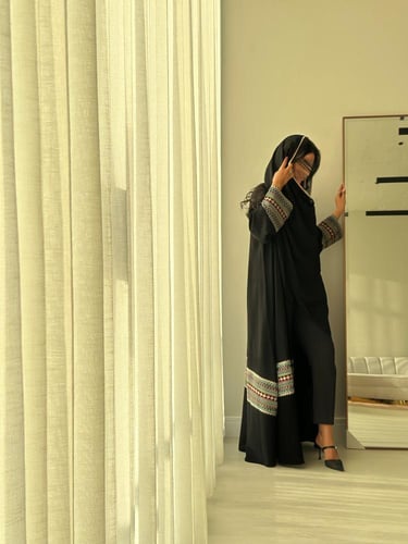 عباية كلوش كريب مع كلفة تطريز و طرحة بطرف