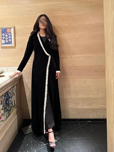 عباية مخمل اسود مع كلفة شيفون مكسر ابيضّ وممكن اخت...