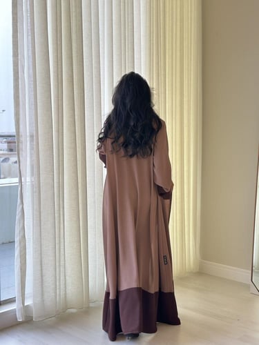 عباية نص كلوش لينن بيج و بني مع طرحة شي بطرف