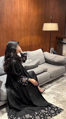 عباية نص كلوش لنن هندي مع شك وتطريز