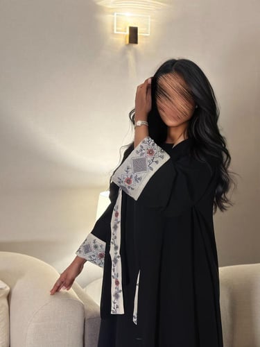 عباية كريب اسود كلوش مع اكمام لنن هندي مطرز