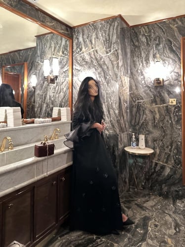 عباية كلوش جورجيت مع اورجنزا مزينة بالورد وطرحة بط...