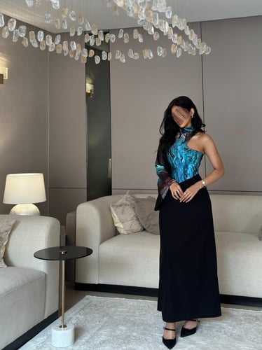 فستان كريب اسودّ مع حرير مموج