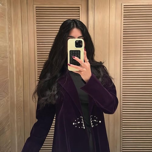 عباية مخمل على شمواه بنفسجي مع كريستال سواروفسكي