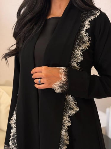 عباية كريب سيراميك مع دانتيل اسود وابيض