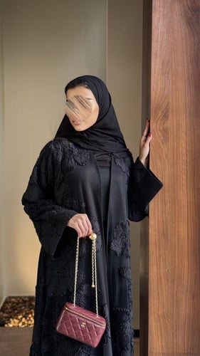 عباية تل مشغول بالورد والشك مبطنة بكريب