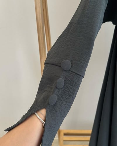 عباية دبل كلوش مع ياقة رمادي على زيتي كريب مكسر