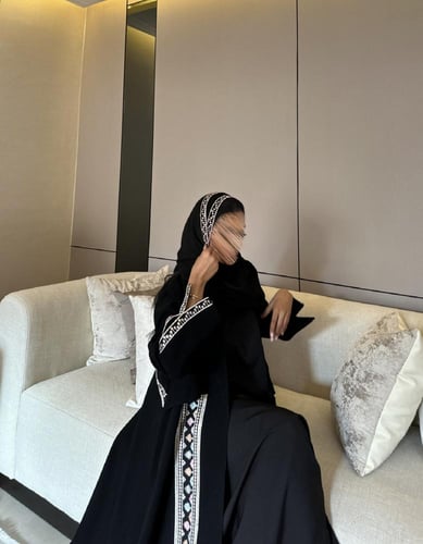 عباية كريب الرياض مزينة بكلفة مطرزة مع شك