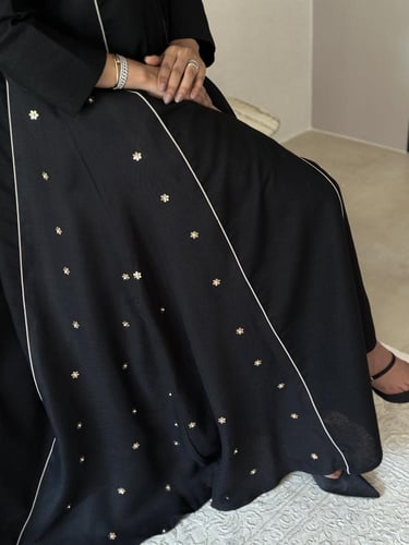 عباية لنن هندي اسود مزينه بالقيطان والورد الذهبي