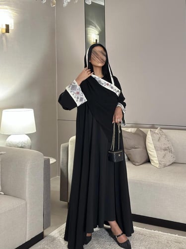 عباية كريب اسود كلوش مع اكمام لنن هندي مطرز