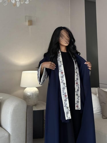 عباية كتان كحلي وأزرق كلوش مع اكمام لنن هندي مطرز