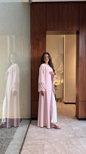 عباية كريب وردي مع كم جيبير وطرحة مزينة بالجيبير