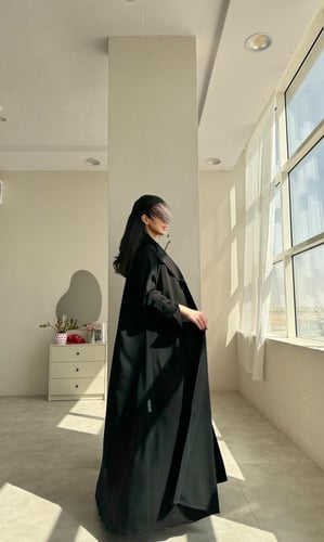 عباية بليزر أسود كلوش كريب مزينة بأزرار