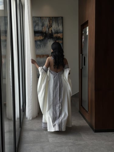 جلابية لنن هندي ابيض مع تطريز ذهبيّ وأسود