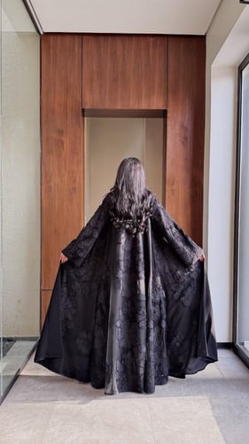 عباية تل مشغول بالورد والشك مبطنة بكريب