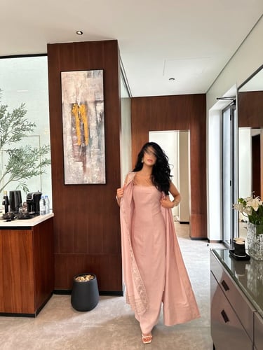 فستان مع عباية لنن هندي وردي مع شك وتطريز ذهبي