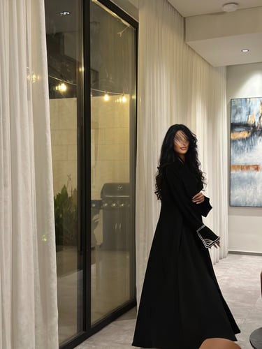 عباية نص كلوش كريب مزينة بالقيطان في الاكمام مع طر...