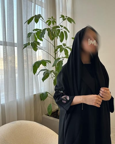 عباية اسود نص كلوش مع ياقة وتطريز على الاكمام