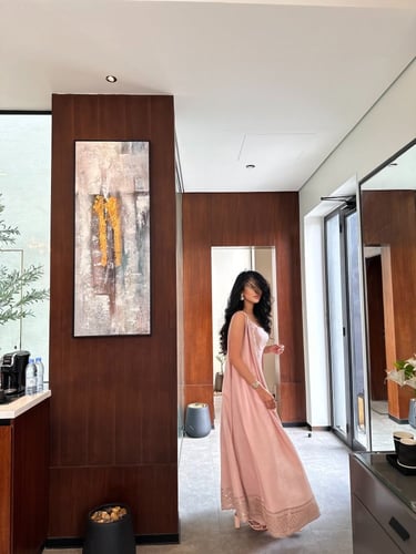 فستان مع عباية لنن هندي وردي مع شك وتطريز ذهبي