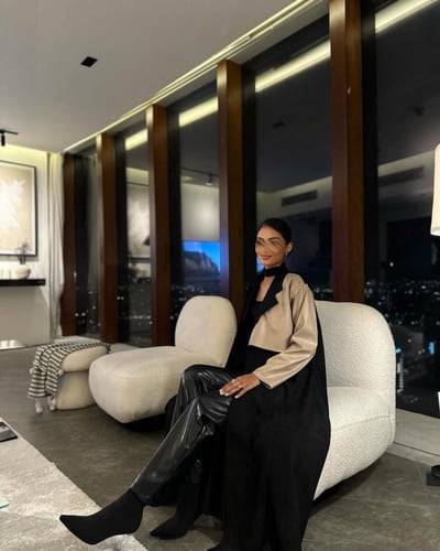 عباية شتوية نص كلوش شمواه أسود مع جلد بيج + طرحة أ...