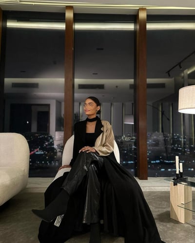 عباية شتوية نص كلوش شمواه أسود مع جلد بيج + طرحة أ...